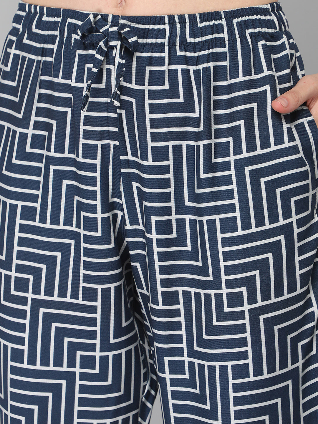 DRAPE IN VOGUE Women Navy Blue &amp; White Printed Night suit