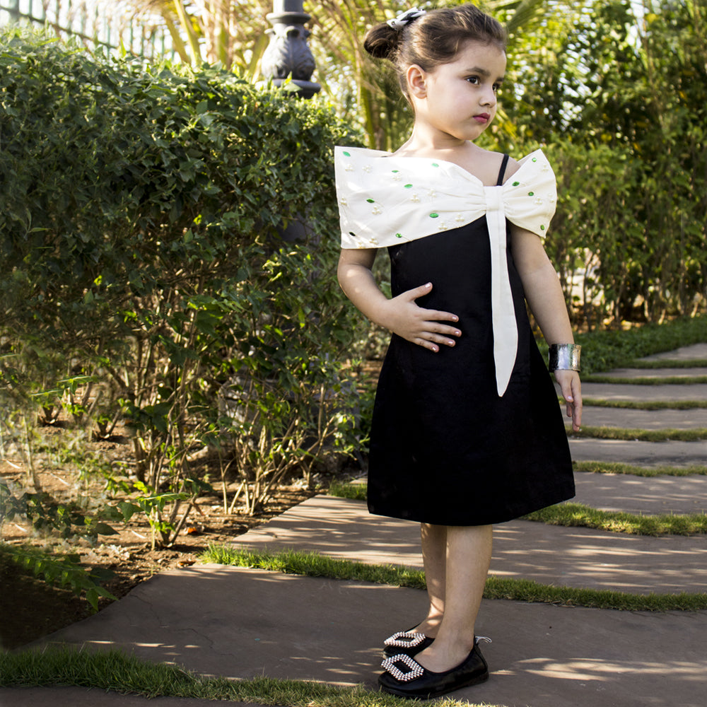 Black Sleeveless Solid Dress