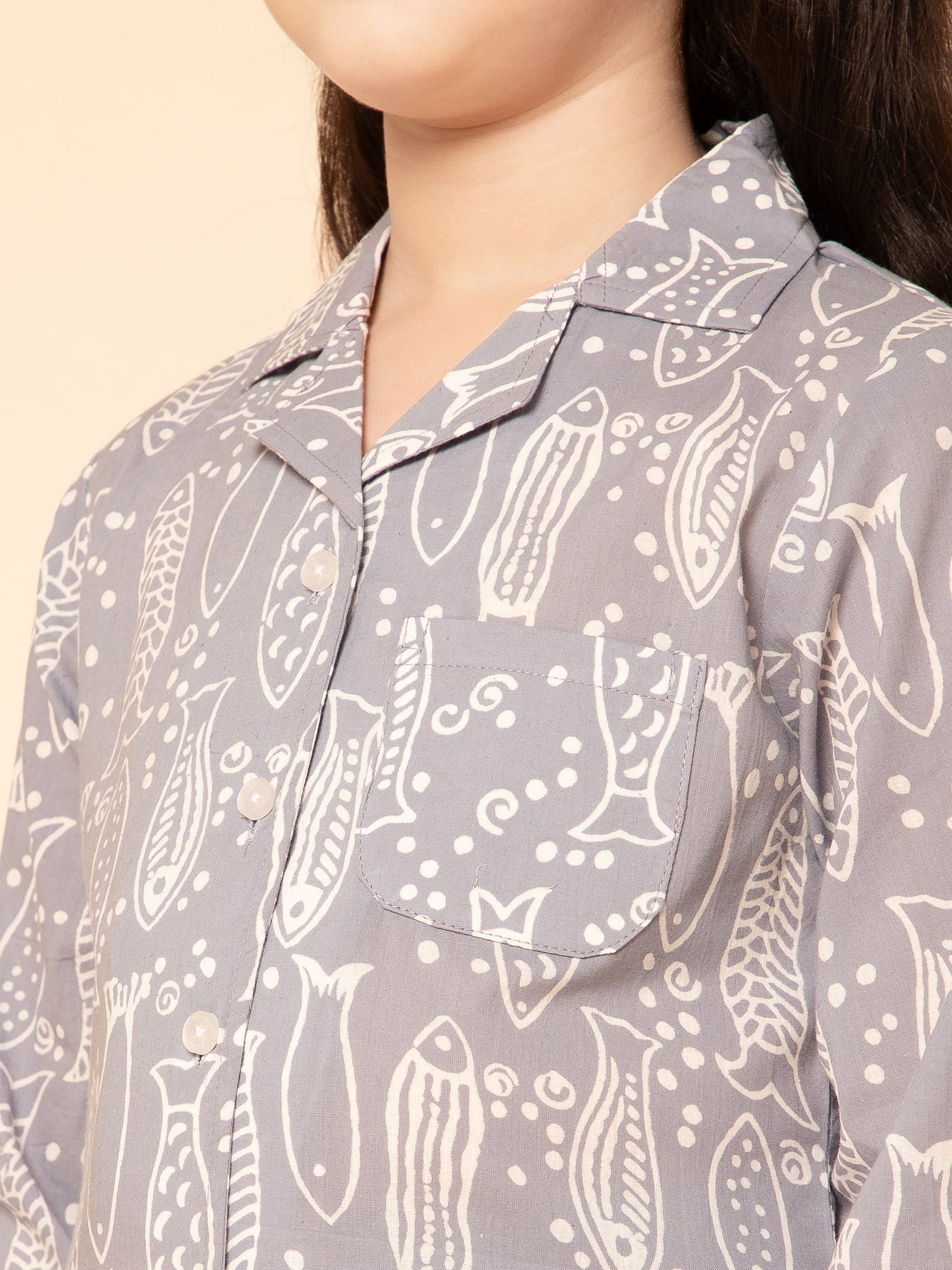 Girls Grey Cotton Fish Printed Full Sleeves Pyjama Set With Slip Ons