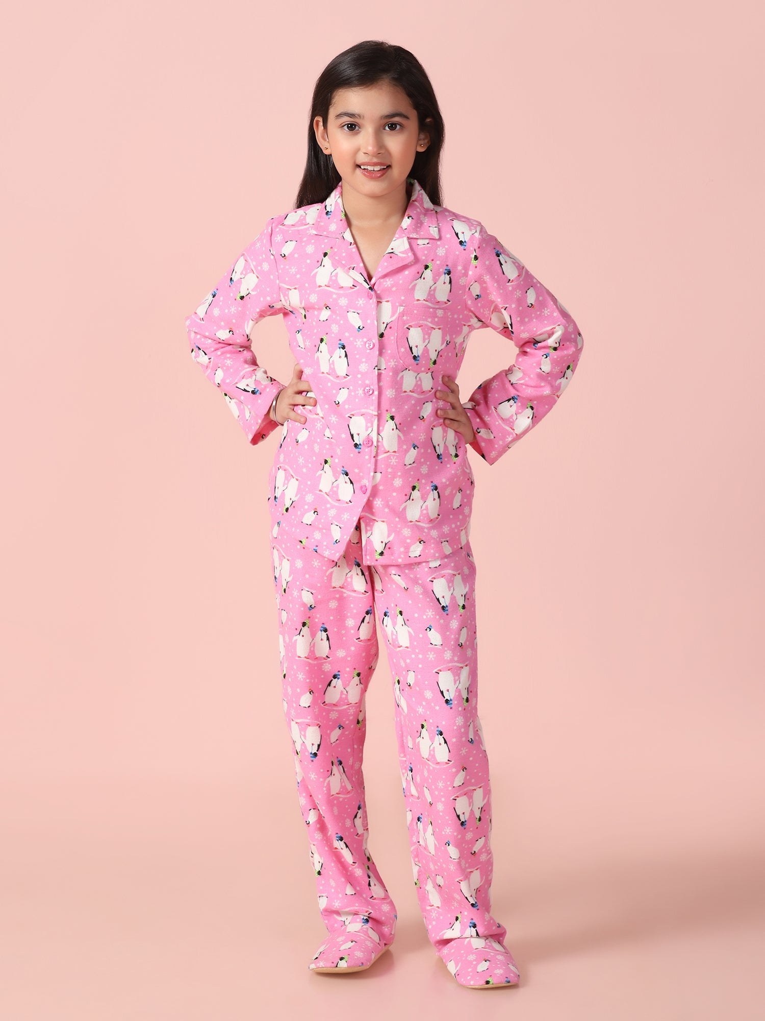 Girls Pink Fleece Penguin Printed Full Sleeves Pyjama Set With Slip Ons