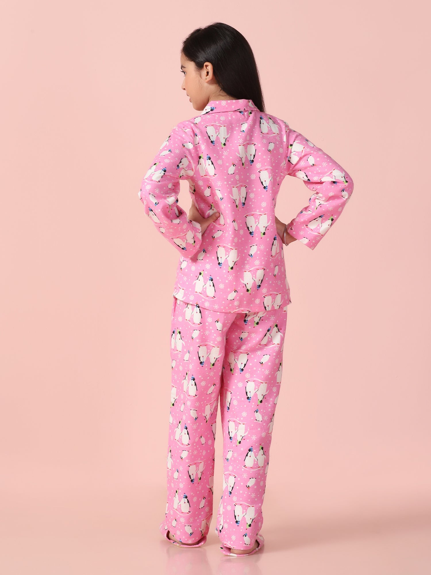 Girls Pink Fleece Penguin Printed Full Sleeves Pyjama Set With Slip Ons