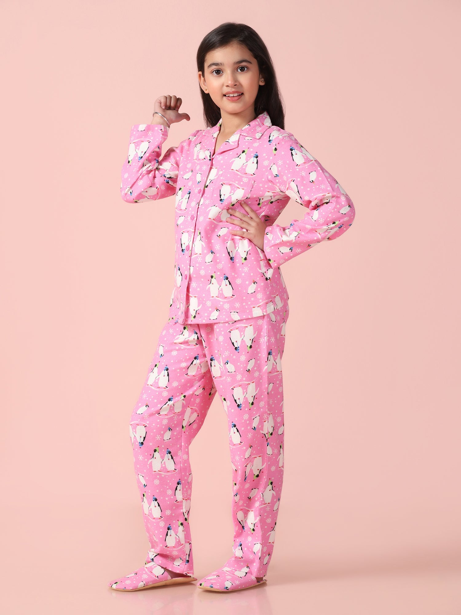 Girls Pink Fleece Penguin Printed Full Sleeves Pyjama Set With Slip Ons