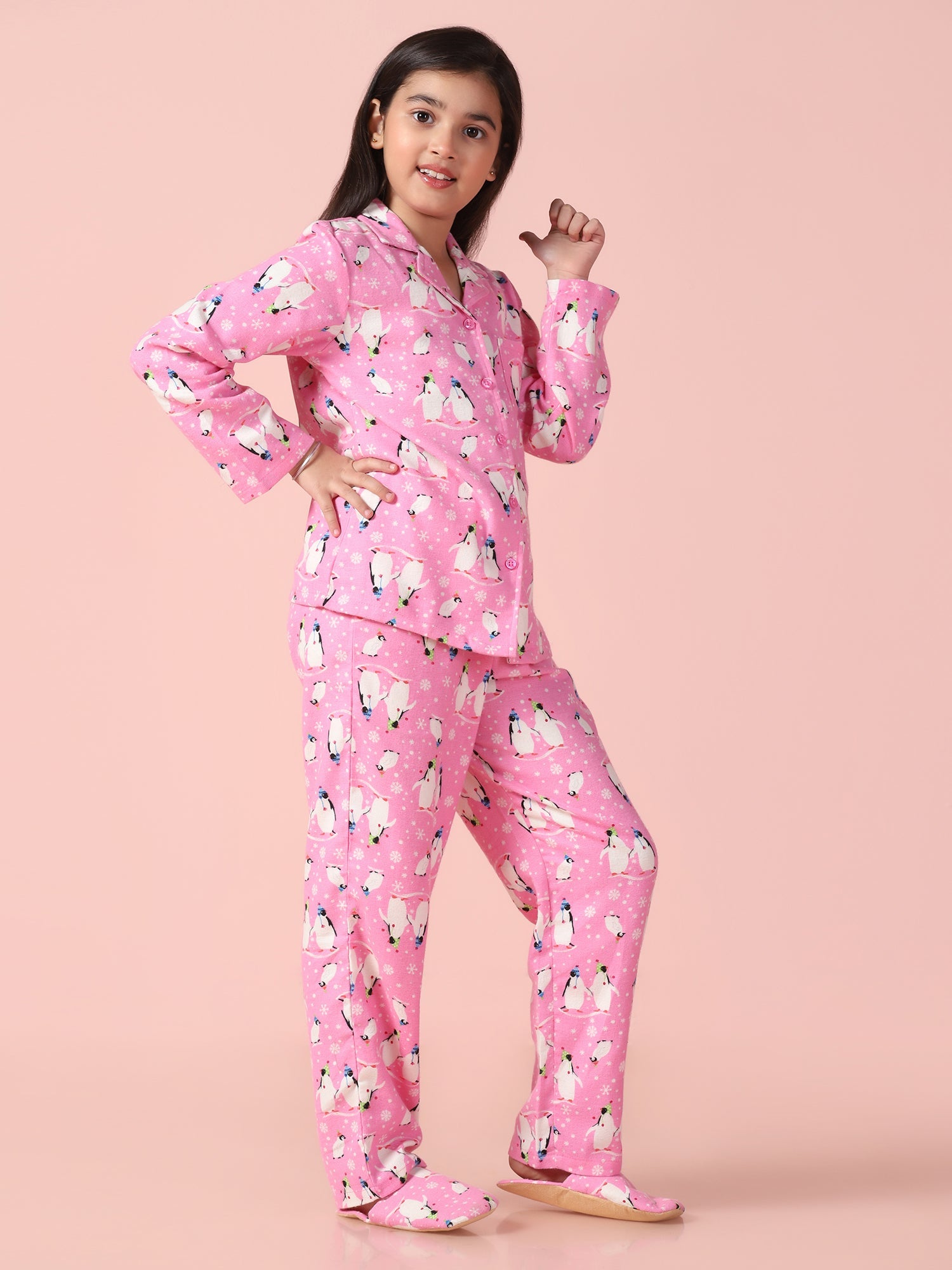 Girls Pink Fleece Penguin Printed Full Sleeves Pyjama Set With Slip Ons