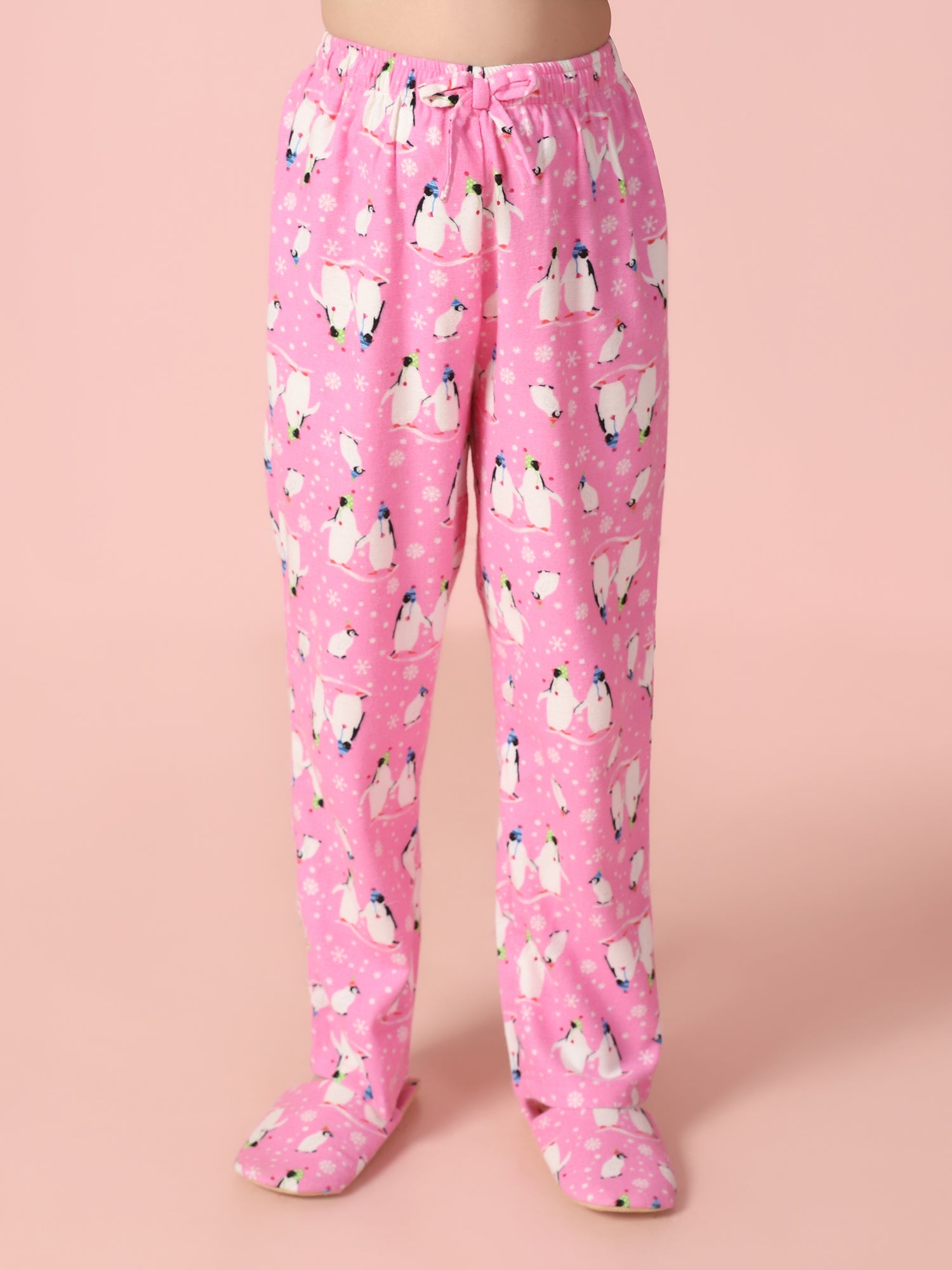 Girls Pink Fleece Penguin Printed Full Sleeves Pyjama Set With Slip Ons