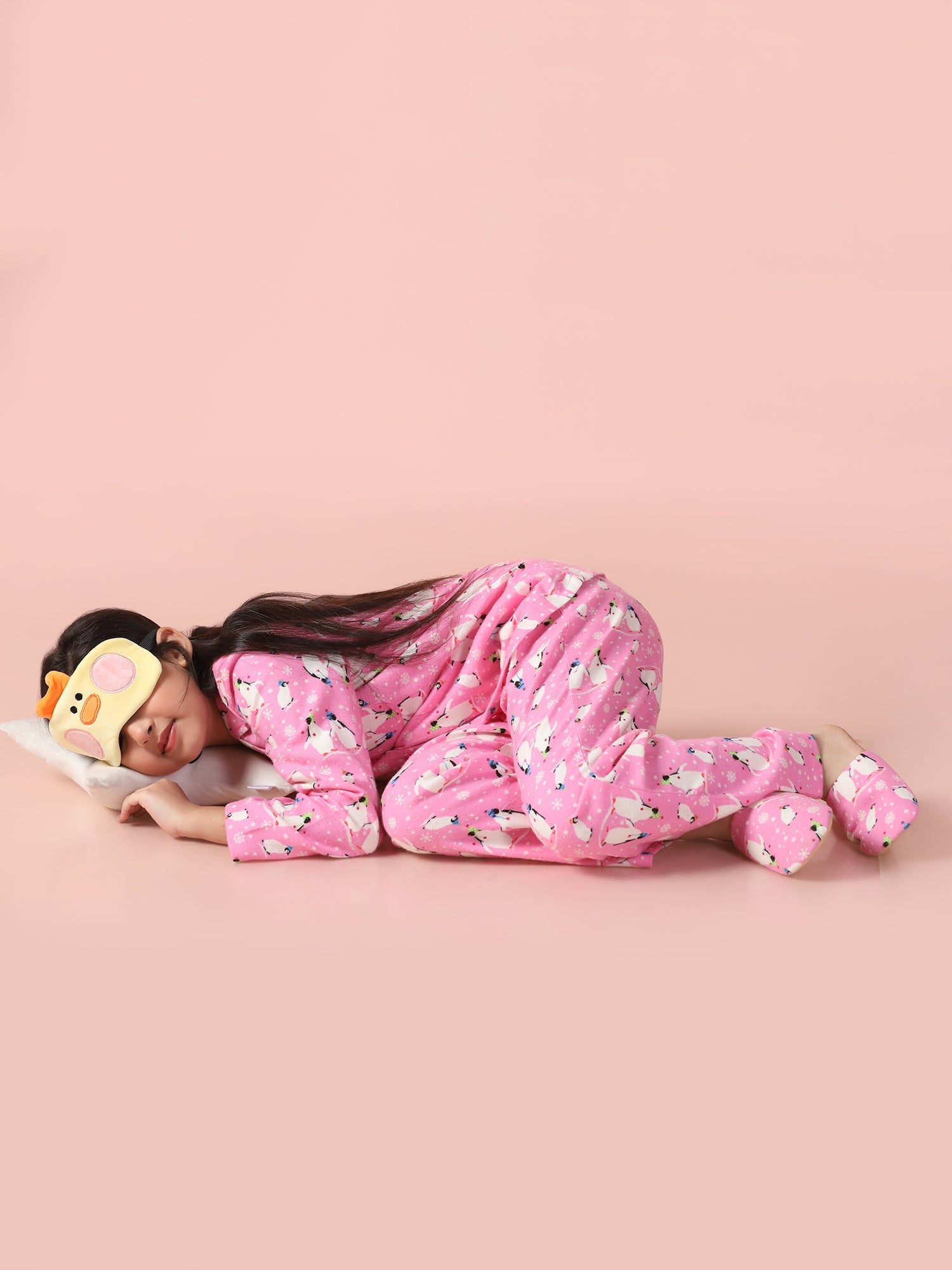 Girls Pink Fleece Penguin Printed Full Sleeves Pyjama Set With Slip Ons